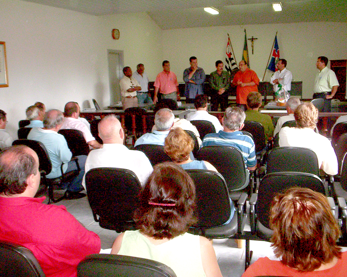 Paulo Sergio (5 a partir da esquerda) foi recebido em evento especial na Cmara Municipal de So Simo<a style='float:right;color:#ccc' href='https://www3.al.sp.gov.br/repositorio/noticia/03-2008/Psergio Sao Simao.jpg' target=_blank><i class='bi bi-zoom-in'></i> Clique para ver a imagem </a>